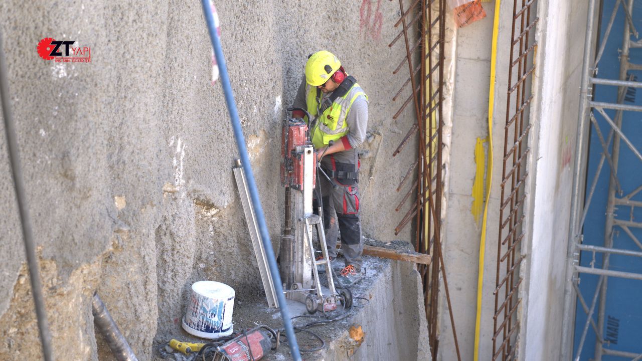 ZT Yapı personelinin beton duvarda ekipmanla çalışması